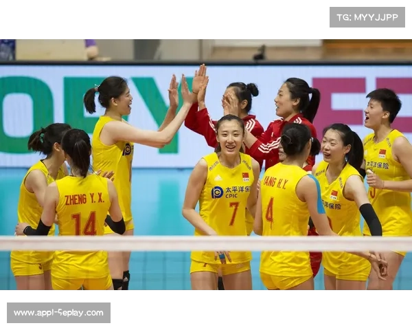 瑞士青训营学员用签名排球感谢苏惠娟指导