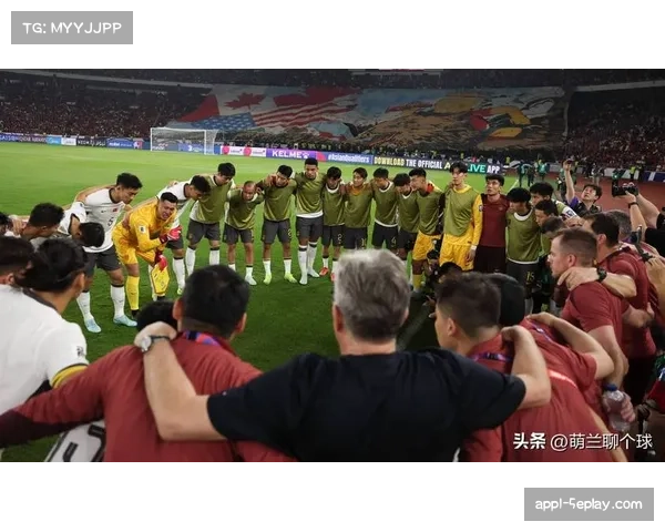 马赛球员抗议判罚,VAR介入取消点球引发主场球迷大规模投掷杂物