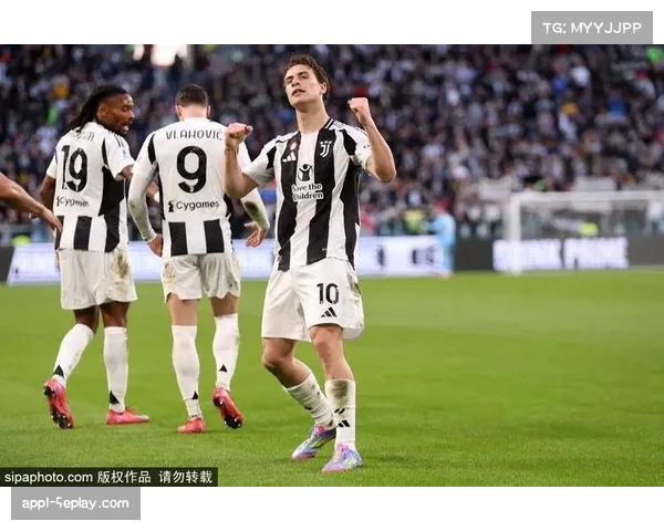 热那亚主帅吉拉迪诺与其儿子在赛后的温情拥抱